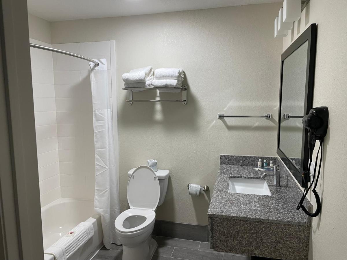 Quality Inn & Suites Spring Lake - Fayetteville Near Fort Bragg 외부 사진