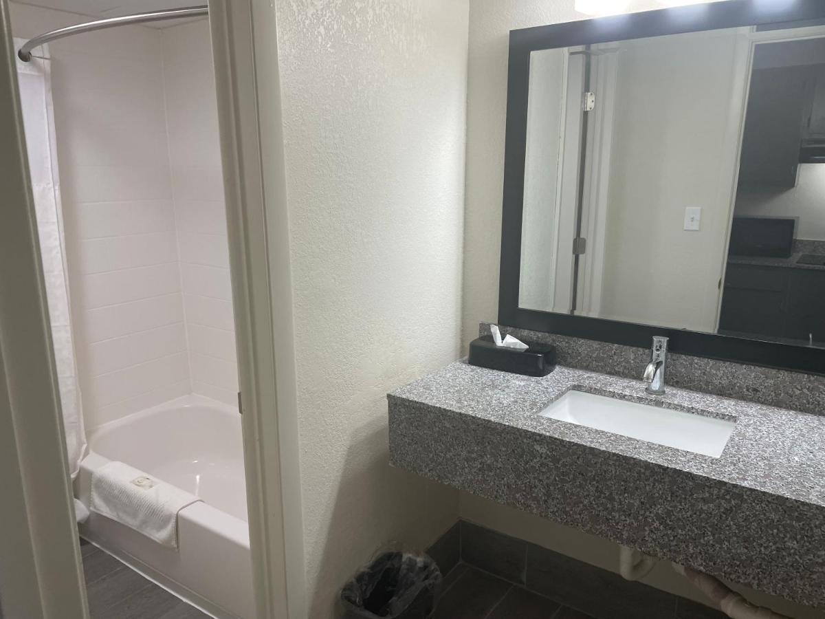 Quality Inn & Suites Spring Lake - Fayetteville Near Fort Bragg 외부 사진