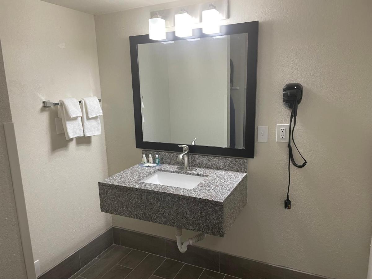 Quality Inn & Suites Spring Lake - Fayetteville Near Fort Bragg 외부 사진