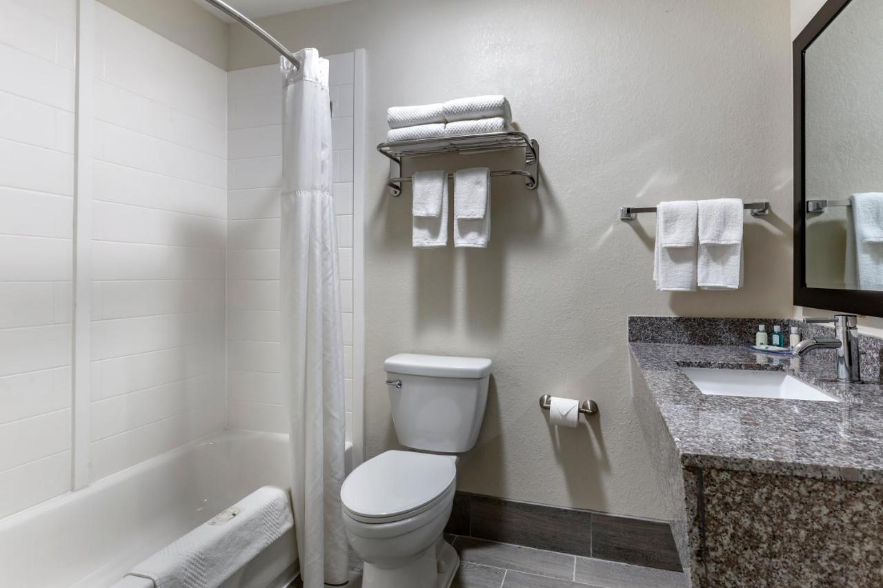 Quality Inn & Suites Spring Lake - Fayetteville Near Fort Bragg 외부 사진