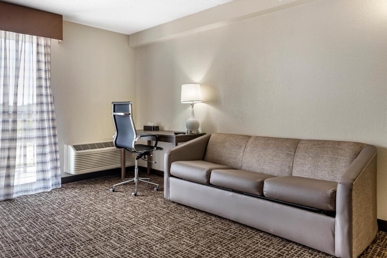 Quality Inn & Suites Spring Lake - Fayetteville Near Fort Bragg 외부 사진